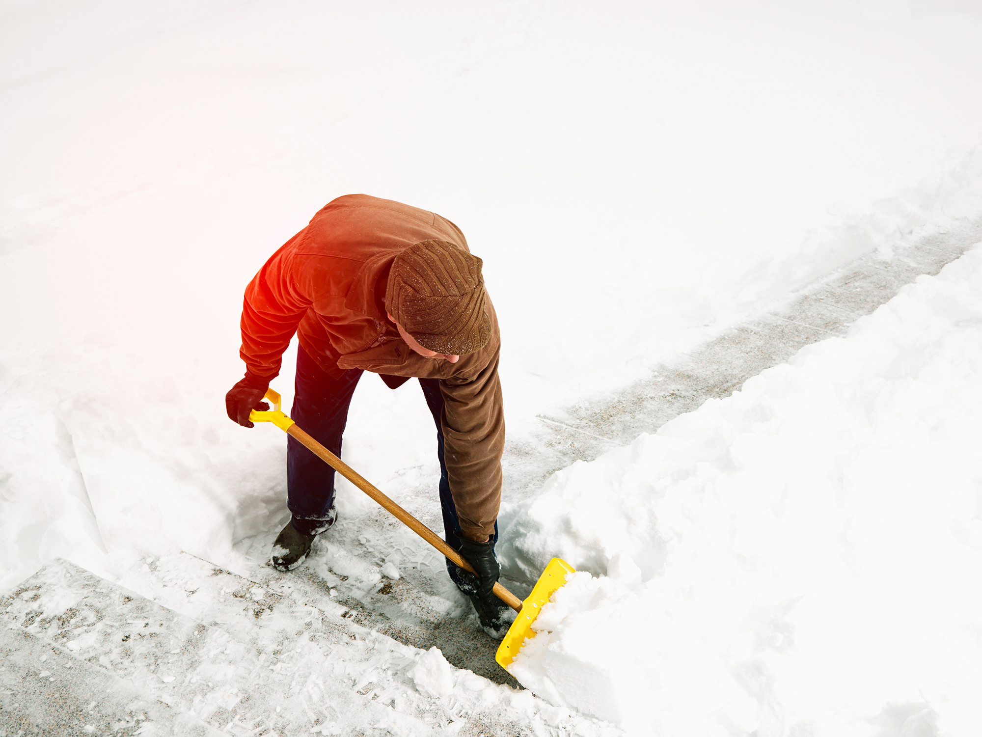 Кидает лопатой. Лопата для уборки снега. Уборщик снега. Расчистка снега лопатой. Человек с лопатой.